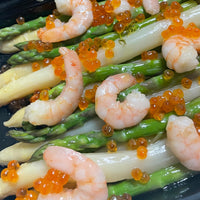 Ensalada de espárragos verdes y blancos naturales con langostinos, huevas de salmón, crujiente de eneldo y vinagreta de lima