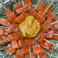 Brocheta de solomillo de salmon con salsa de eneldo